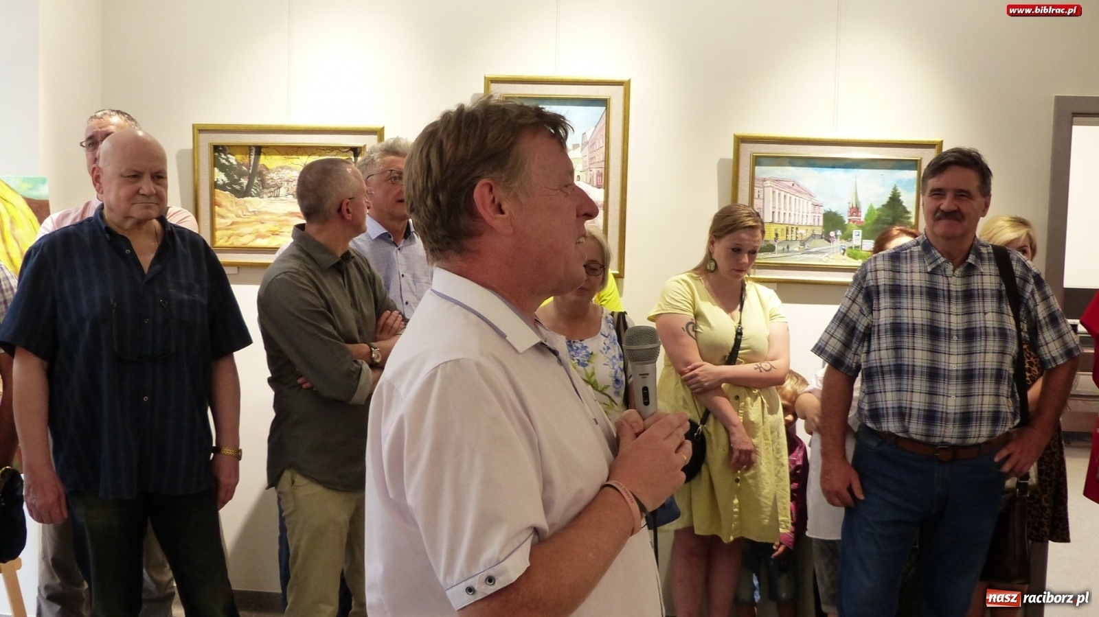 Zdjęcie w galerii na portalu naszraciborz.pl: Racibórz nieoczywisty. Obrazy Piotra Wiedera w książnicy wiadomości z regionu