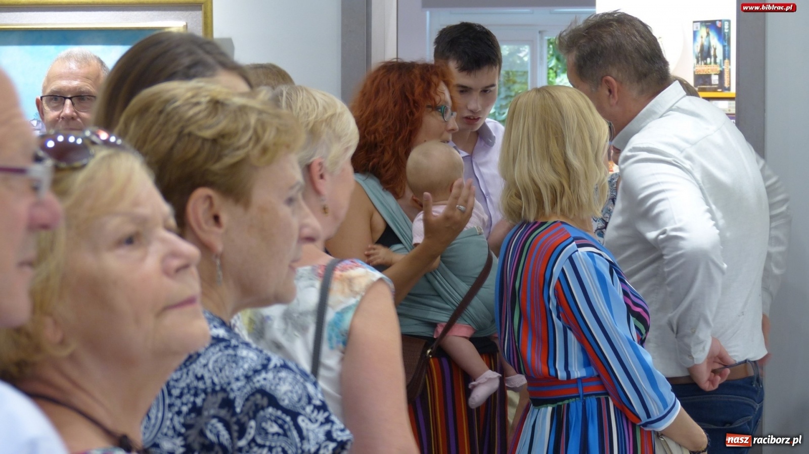 Zdjęcie w galerii na portalu naszraciborz.pl: Racibórz nieoczywisty. Obrazy Piotra Wiedera w książnicy wiadomości z regionu