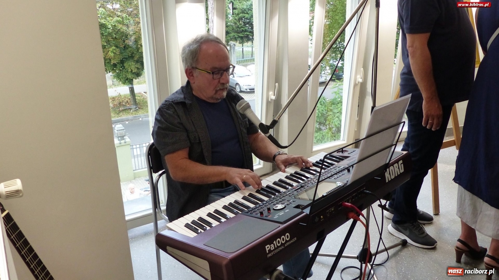 Zdjęcie w galerii na portalu naszraciborz.pl: Racibórz nieoczywisty. Obrazy Piotra Wiedera w książnicy wiadomości z regionu