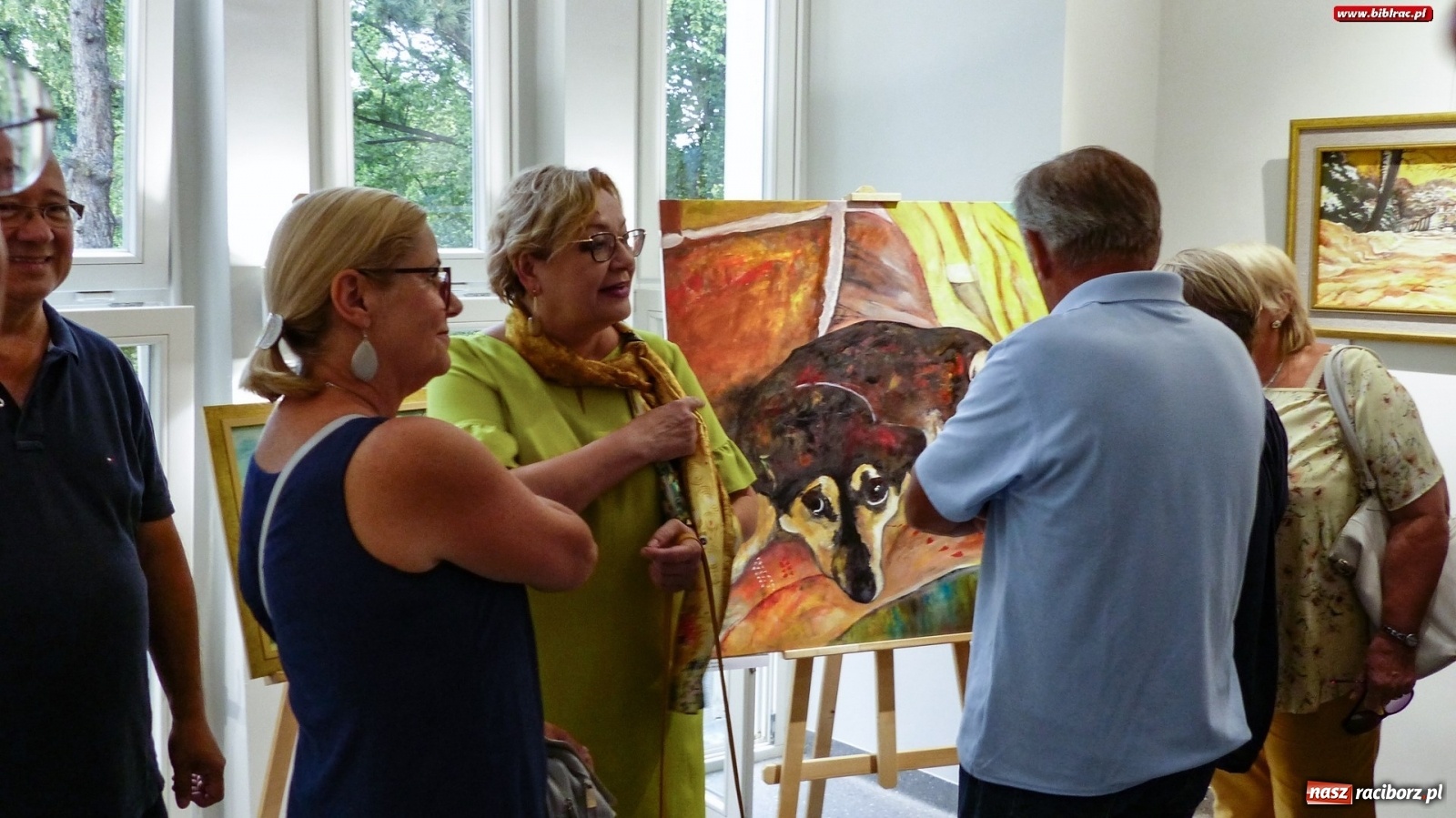 Zdjęcie w galerii na portalu naszraciborz.pl: Racibórz nieoczywisty. Obrazy Piotra Wiedera w książnicy wiadomości z regionu