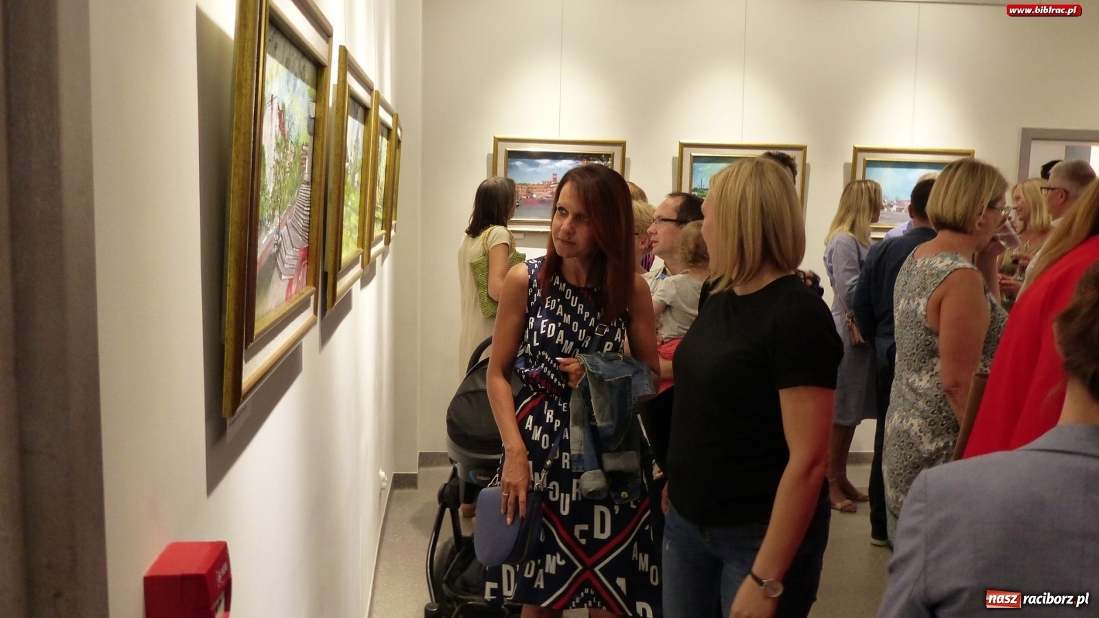 Zdjęcie w galerii na portalu naszraciborz.pl: Racibórz nieoczywisty. Obrazy Piotra Wiedera w książnicy wiadomości z regionu