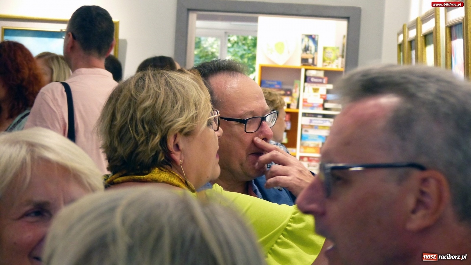 Zdjęcie w galerii na portalu naszraciborz.pl: Racibórz nieoczywisty. Obrazy Piotra Wiedera w książnicy wiadomości z regionu