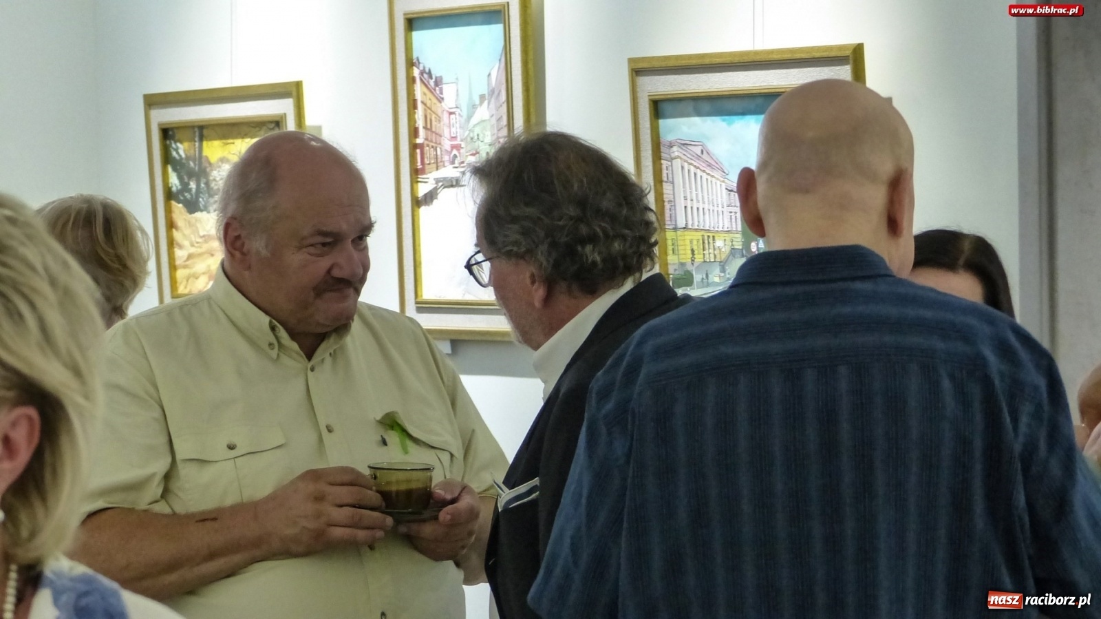 Zdjęcie w galerii na portalu naszraciborz.pl: Racibórz nieoczywisty. Obrazy Piotra Wiedera w książnicy wiadomości z regionu