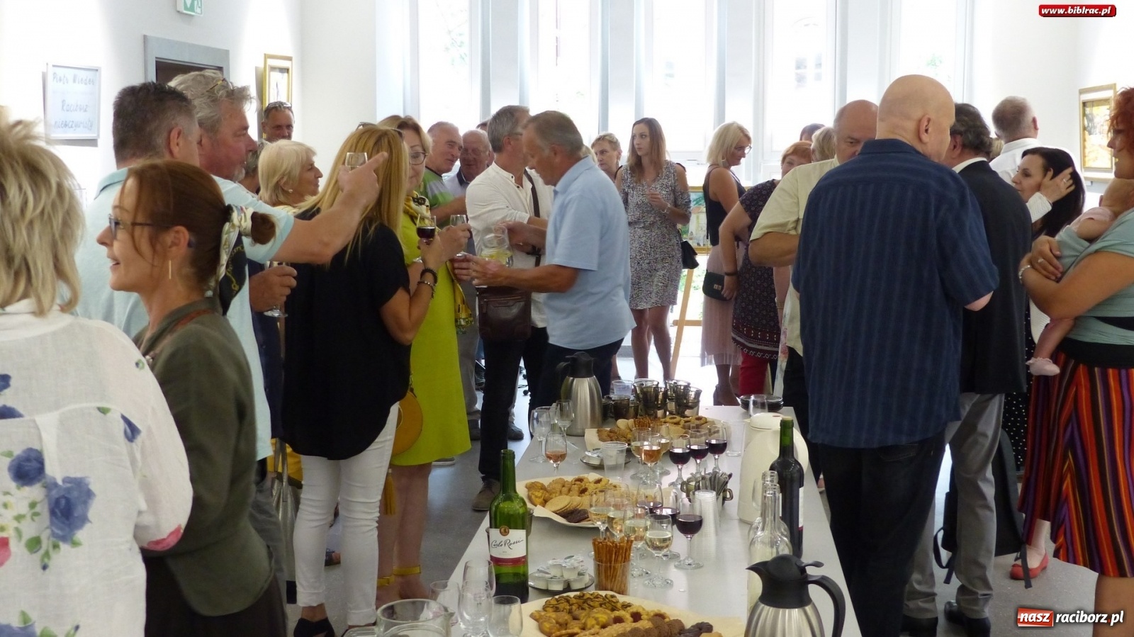 Zdjęcie w galerii na portalu naszraciborz.pl: Racibórz nieoczywisty. Obrazy Piotra Wiedera w książnicy wiadomości z regionu