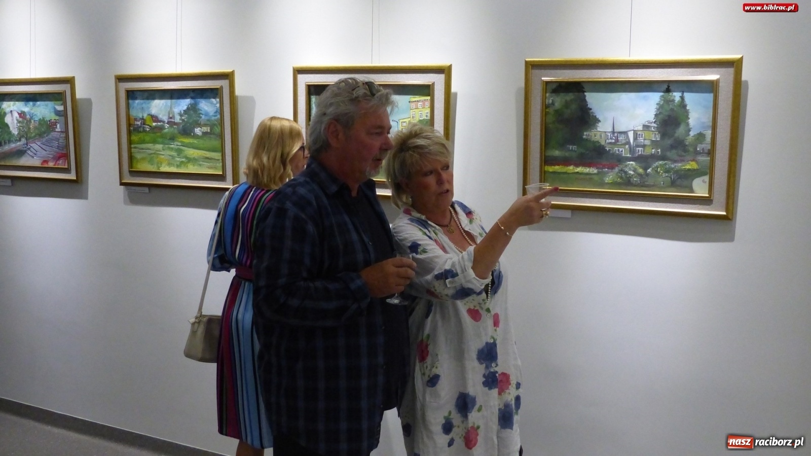 Zdjęcie w galerii na portalu naszraciborz.pl: Racibórz nieoczywisty. Obrazy Piotra Wiedera w książnicy wiadomości z regionu