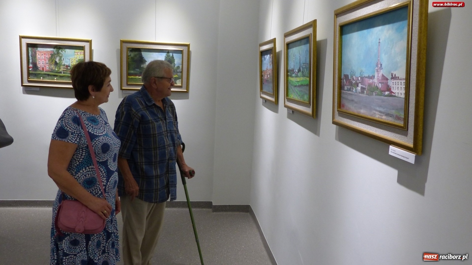 Zdjęcie w galerii na portalu naszraciborz.pl: Racibórz nieoczywisty. Obrazy Piotra Wiedera w książnicy wiadomości z regionu