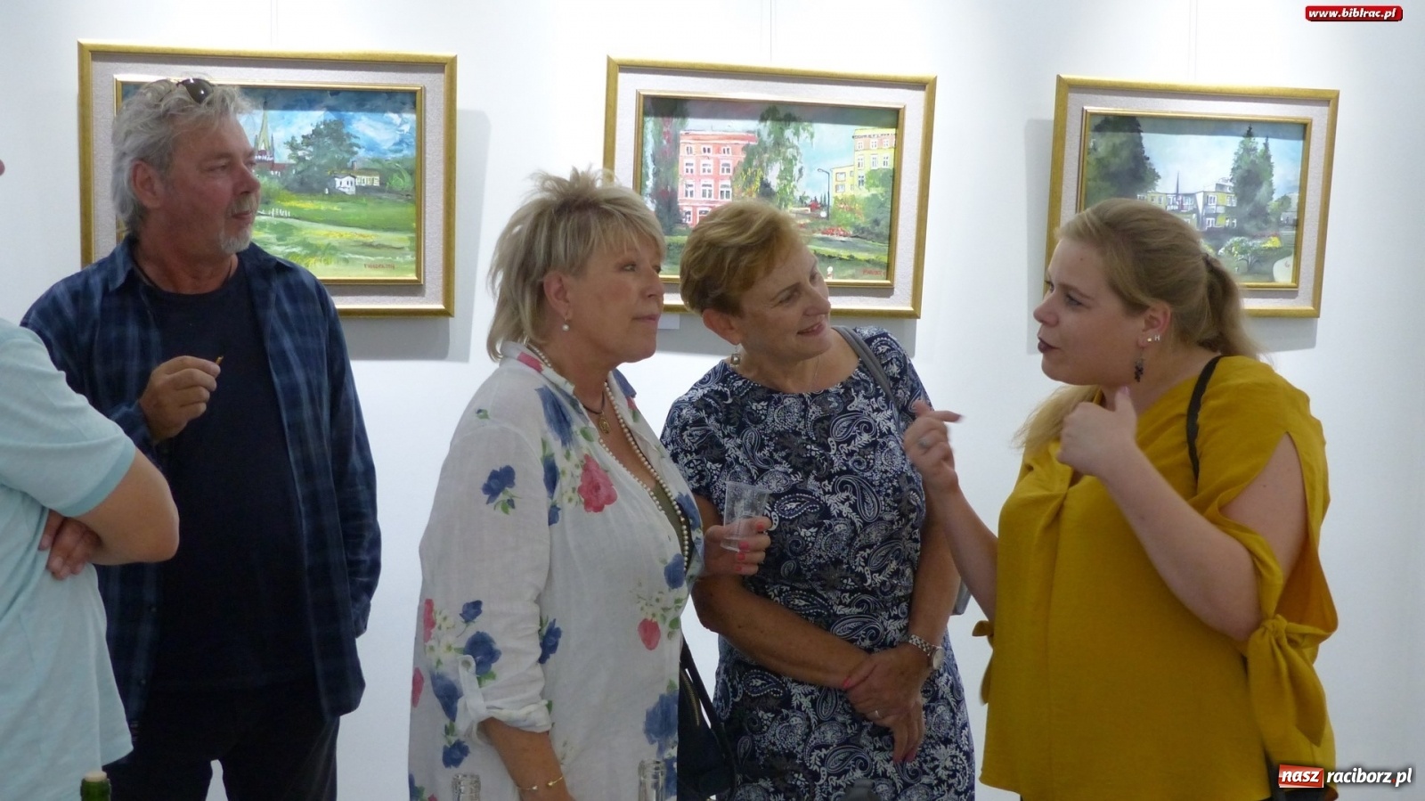 Zdjęcie w galerii na portalu naszraciborz.pl: Racibórz nieoczywisty. Obrazy Piotra Wiedera w książnicy wiadomości z regionu