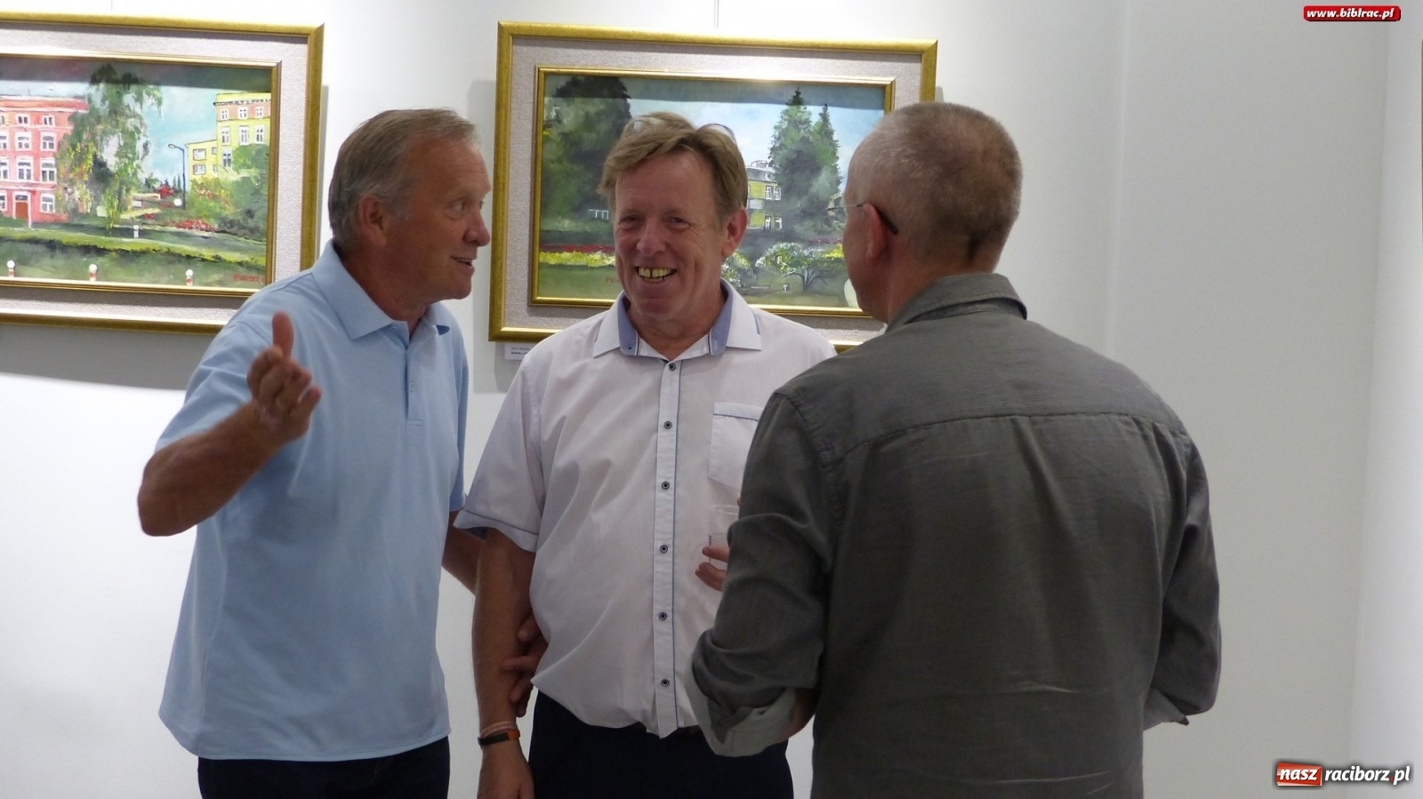 Zdjęcie w galerii na portalu naszraciborz.pl: Racibórz nieoczywisty. Obrazy Piotra Wiedera w książnicy wiadomości z regionu