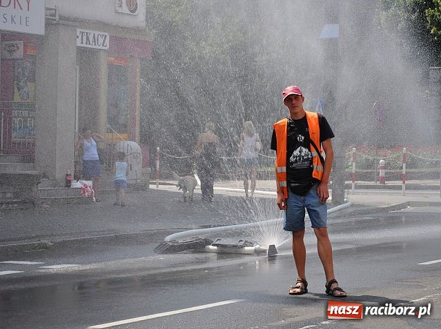 Zdjęcie w galerii na portalu naszraciborz.pl: Wodna mgiełka też na Mickiewicza wiadomości z regionu