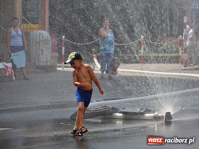 Zdjęcie w galerii na portalu naszraciborz.pl: Wodna mgiełka też na Mickiewicza wiadomości z regionu