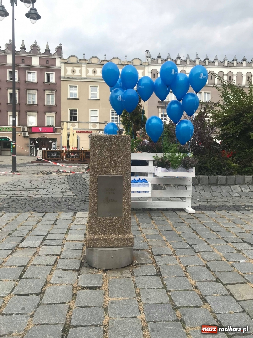 Zdjęcie w galerii na portalu naszraciborz.pl: Na raciborskim Rynku stanął zdrój [FOTO] wiadomości z regionu