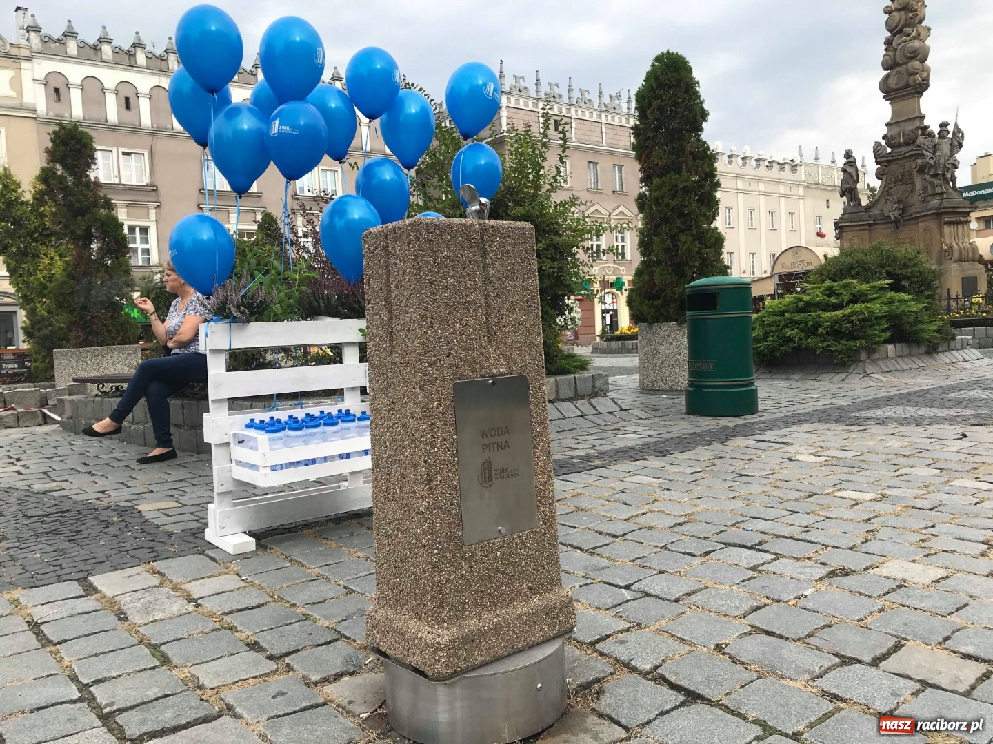 Zdjęcie w galerii na portalu naszraciborz.pl: Na raciborskim Rynku stanął zdrój [FOTO] wiadomości z regionu