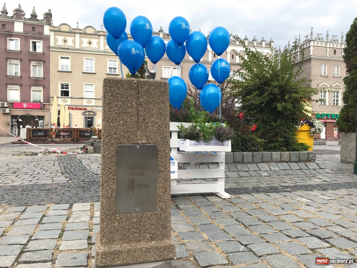 Zdjęcie w galerii na portalu naszraciborz.pl: Na raciborskim Rynku stanął zdrój [FOTO] wiadomości z regionu