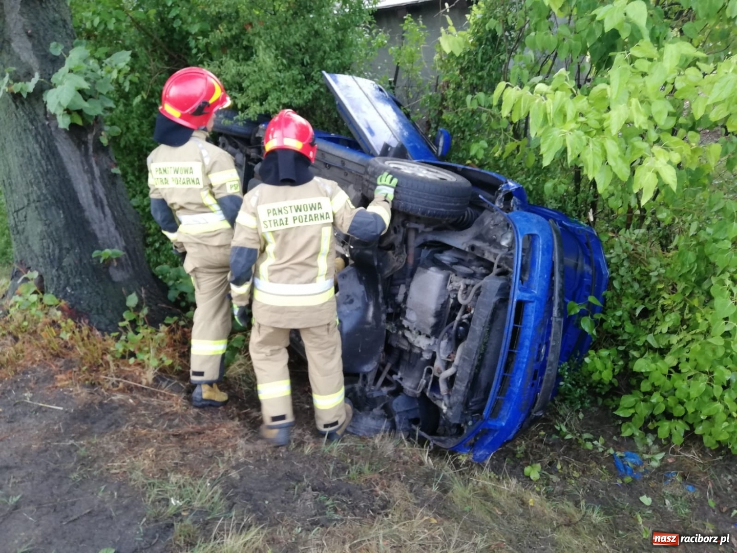 Zdjęcie w galerii na portalu naszraciborz.pl: Dachowanie na Opawskiej [FOTO] wiadomości z regionu