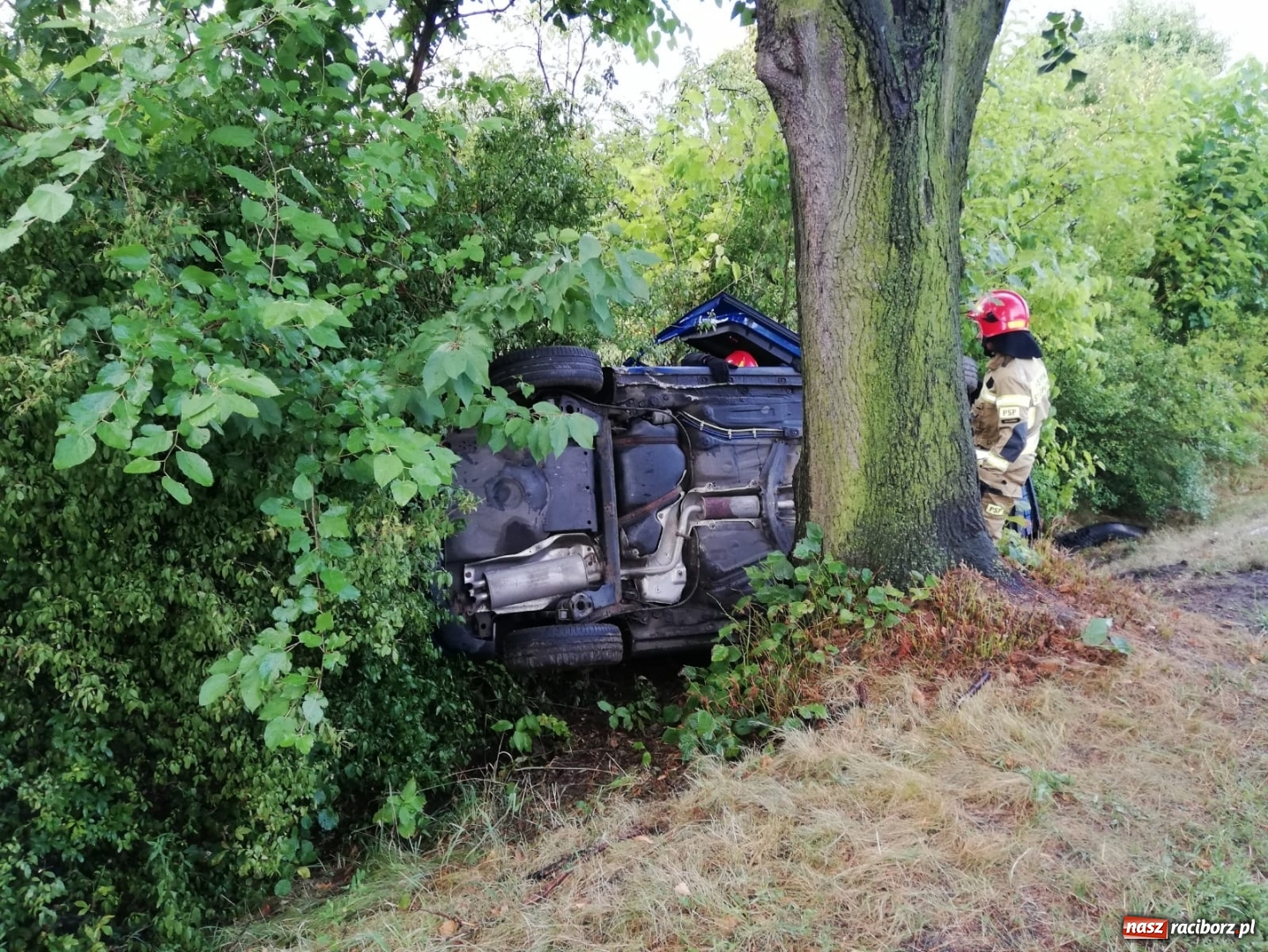 Zdjęcie w galerii na portalu naszraciborz.pl: Dachowanie na Opawskiej [FOTO] wiadomości z regionu