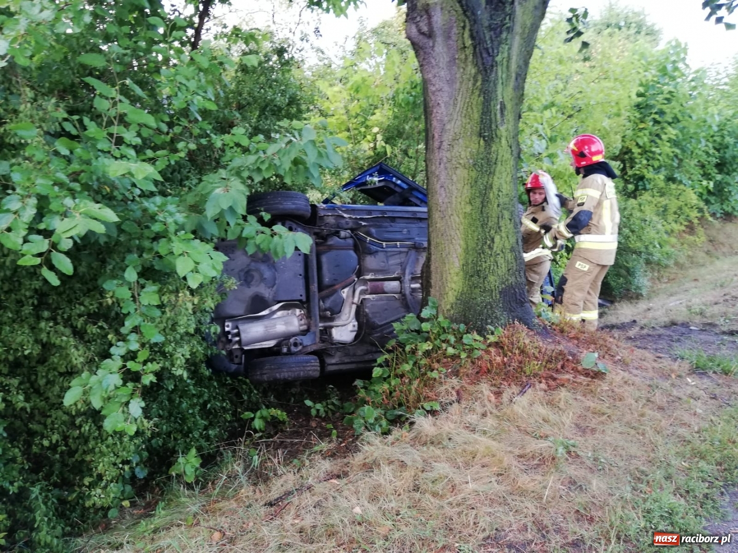 Zdjęcie w galerii na portalu naszraciborz.pl: Dachowanie na Opawskiej [FOTO] wiadomości z regionu