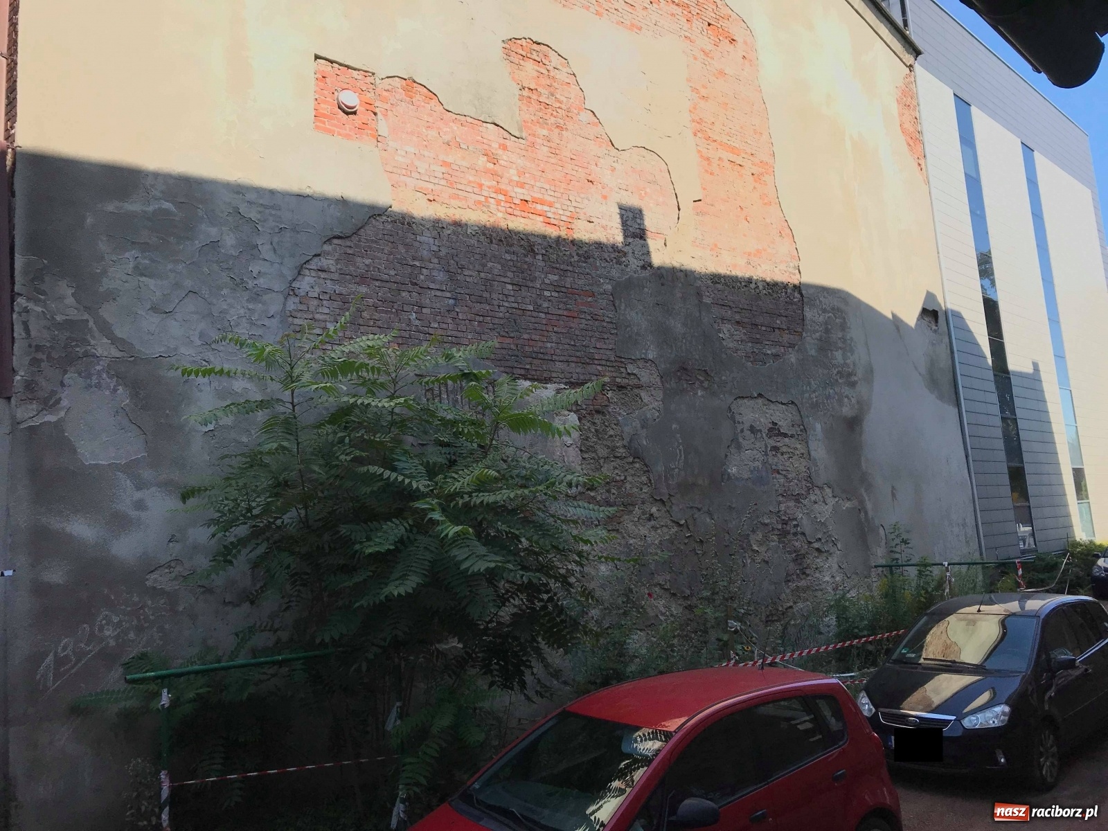 Zdjęcie w galerii na portalu naszraciborz.pl: Komornik wystawił na licytację starą winiarnię przy Zborowej [FOTO i WIDEO] wiadomości z regionu