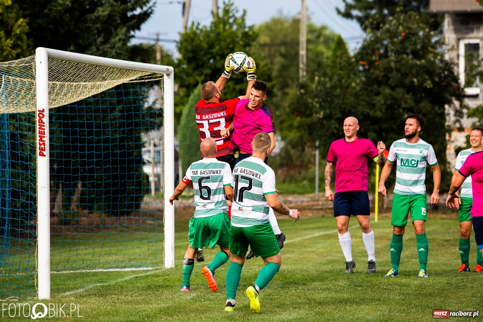 Zdjęcie w galerii na portalu naszraciborz.pl: Krzyżanowice kontra Gaszowice. Przy Dworcowej strzelali tylko w pierwszej połowie [FOTO] wiadomości z regionu
