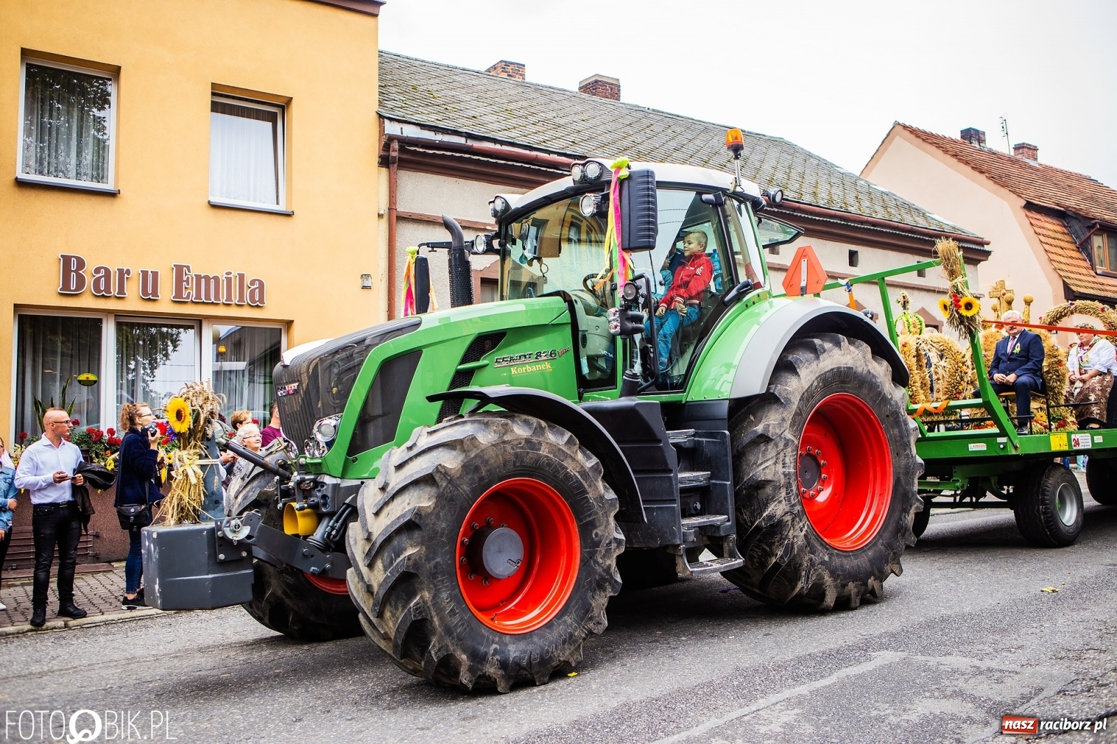 Zdjęcie w galerii na portalu naszraciborz.pl: Najnowsze i najdroższe ciągniki znajdziemy na podraciborskich wsiach [FOTO] wiadomości z regionu