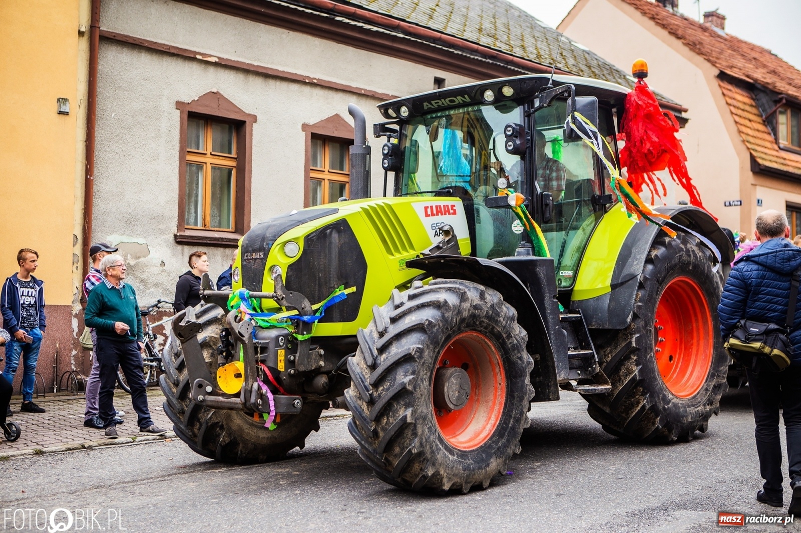 Zdjęcie w galerii na portalu naszraciborz.pl: Najnowsze i najdroższe ciągniki znajdziemy na podraciborskich wsiach [FOTO] wiadomości z regionu