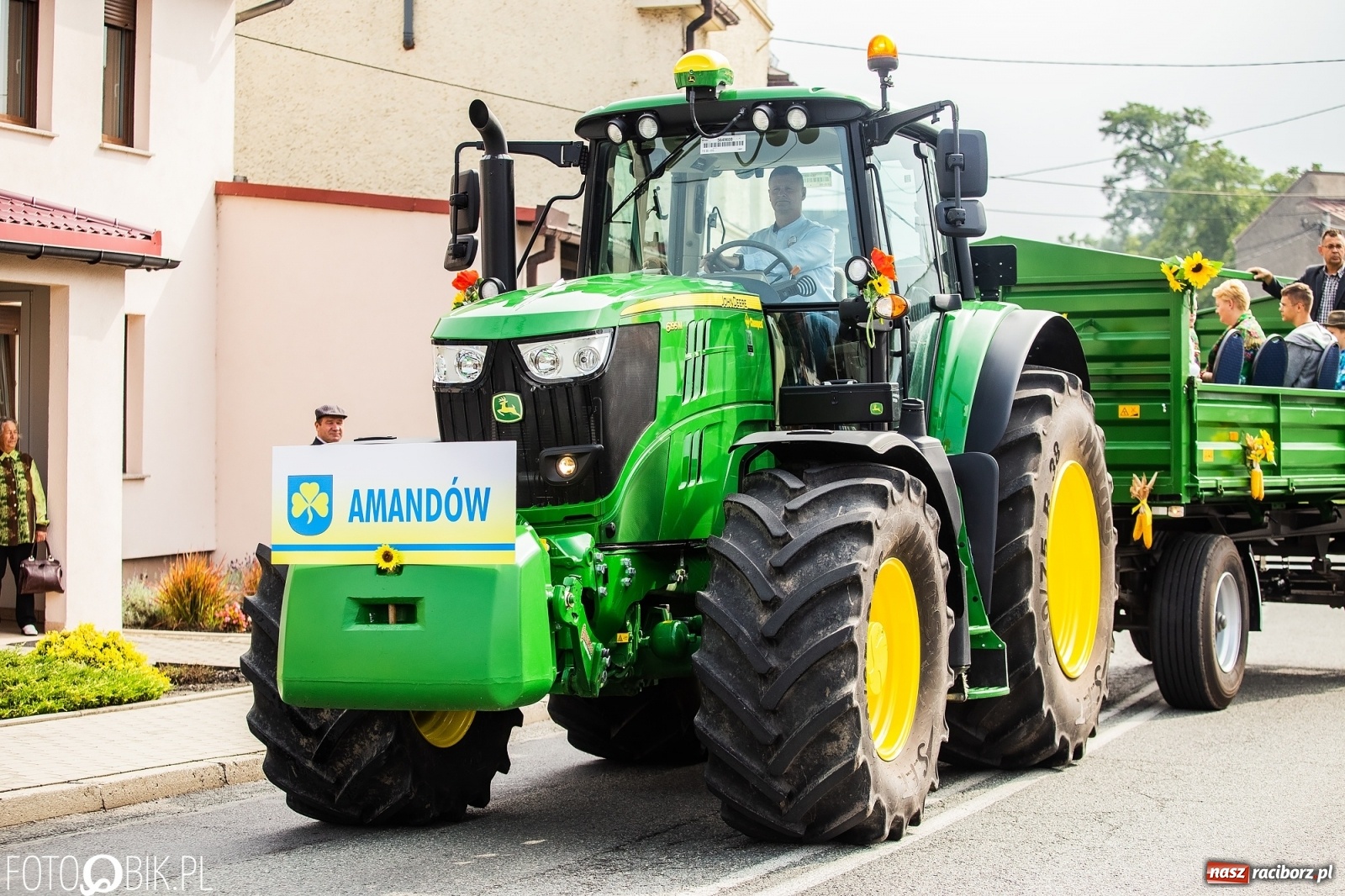 Zdjęcie w galerii na portalu naszraciborz.pl: Najnowsze i najdroższe ciągniki znajdziemy na podraciborskich wsiach [FOTO] wiadomości z regionu