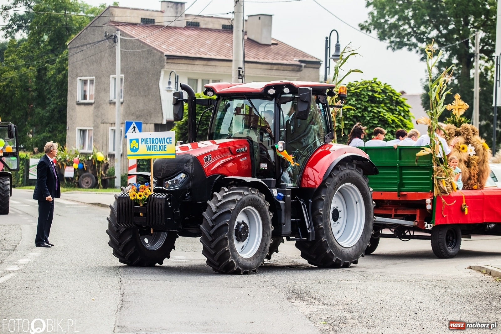 Zdjęcie w galerii na portalu naszraciborz.pl: Najnowsze i najdroższe ciągniki znajdziemy na podraciborskich wsiach [FOTO] wiadomości z regionu