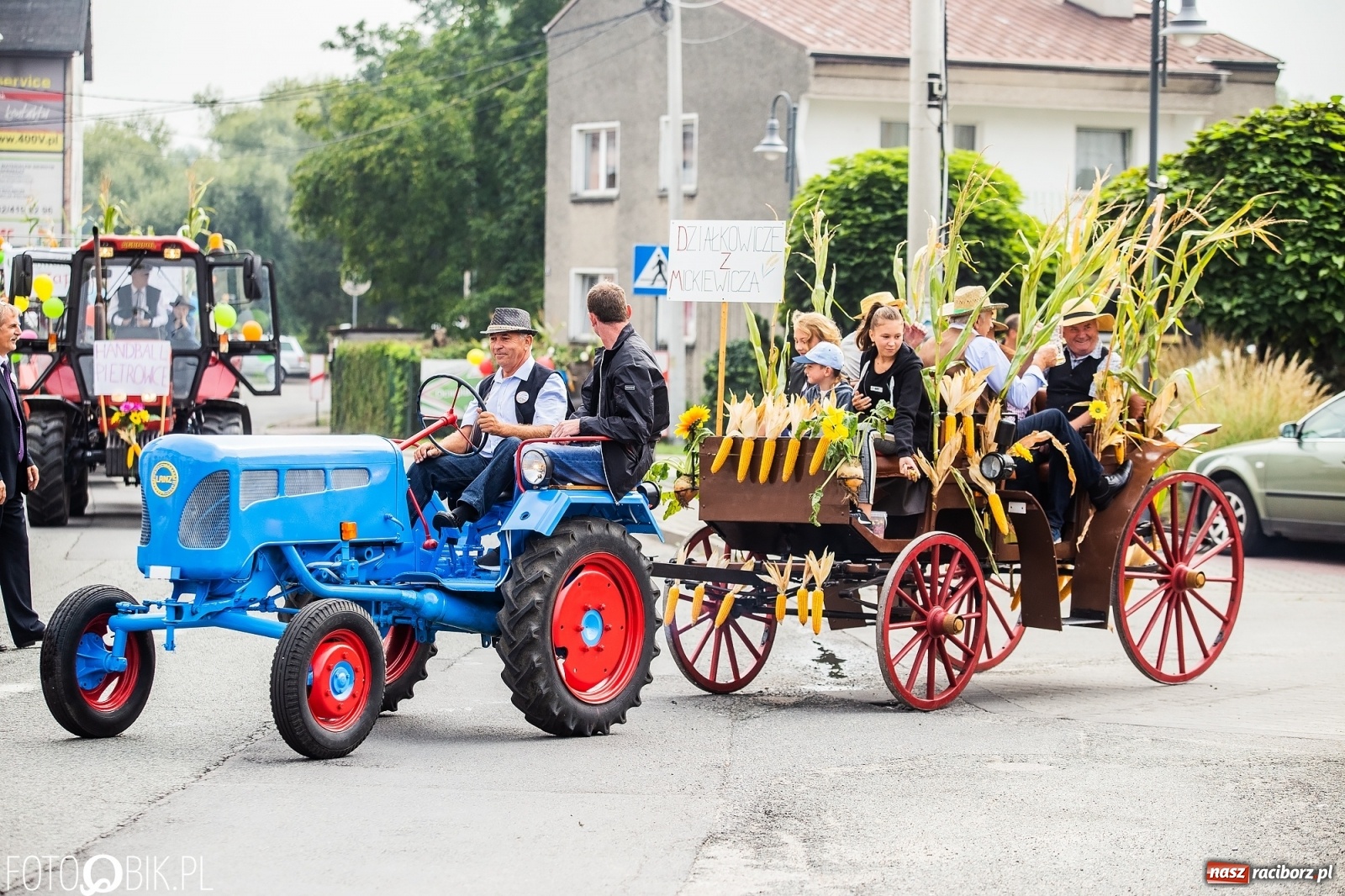 Zdjęcie w galerii na portalu naszraciborz.pl: Najnowsze i najdroższe ciągniki znajdziemy na podraciborskich wsiach [FOTO] wiadomości z regionu