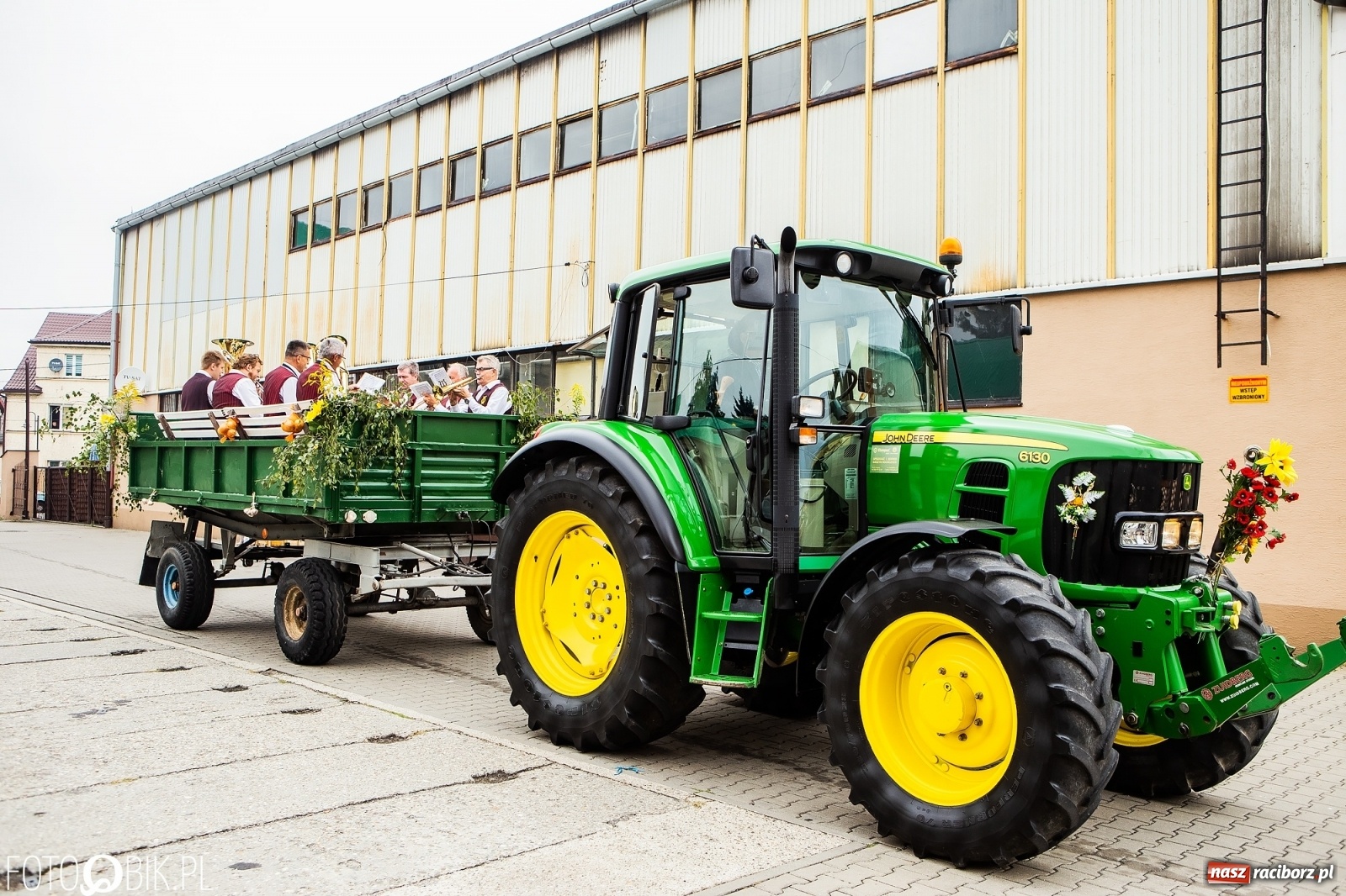 Zdjęcie w galerii na portalu naszraciborz.pl: Najnowsze i najdroższe ciągniki znajdziemy na podraciborskich wsiach [FOTO] wiadomości z regionu