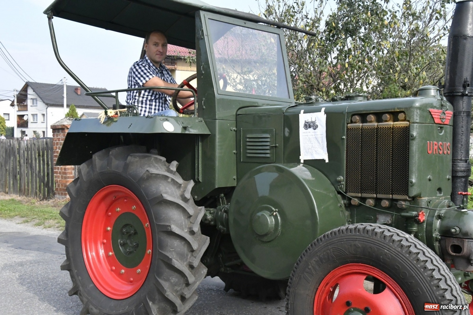 Zdjęcie w galerii na portalu naszraciborz.pl: Najnowsze i najdroższe ciągniki znajdziemy na podraciborskich wsiach [FOTO] wiadomości z regionu
