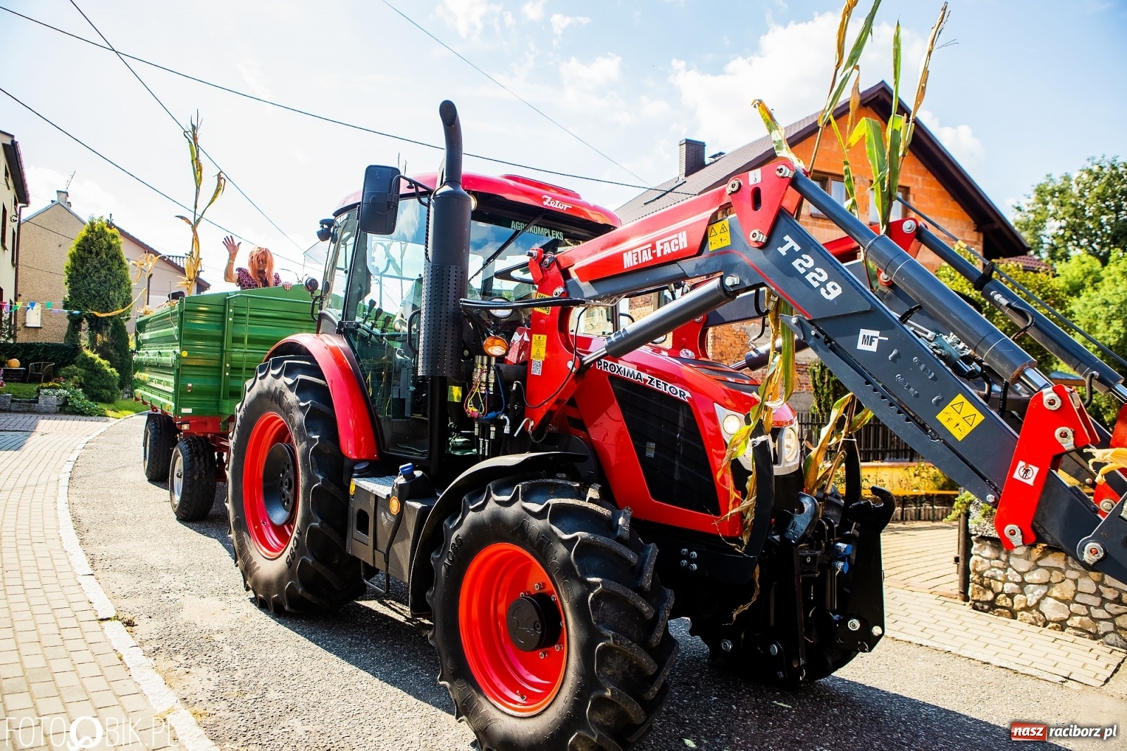 Zdjęcie w galerii na portalu naszraciborz.pl: Najnowsze i najdroższe ciągniki znajdziemy na podraciborskich wsiach [FOTO] wiadomości z regionu