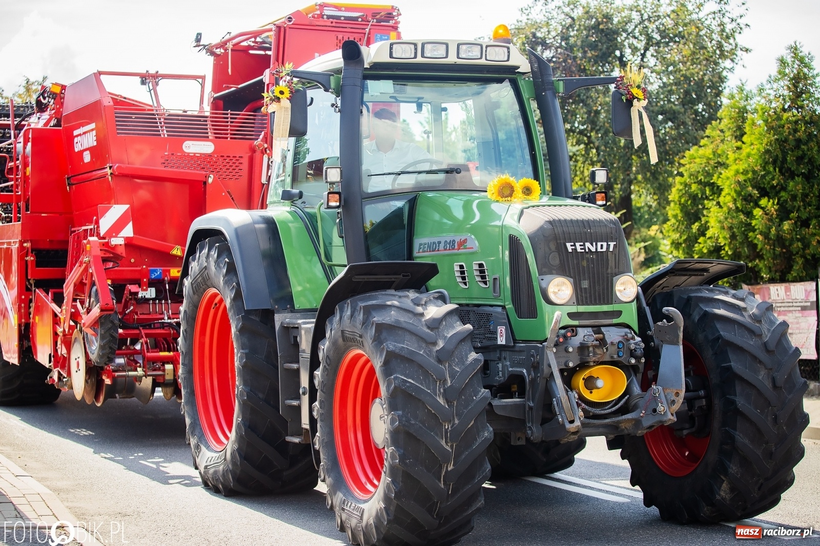Zdjęcie w galerii na portalu naszraciborz.pl: Najnowsze i najdroższe ciągniki znajdziemy na podraciborskich wsiach [FOTO] wiadomości z regionu