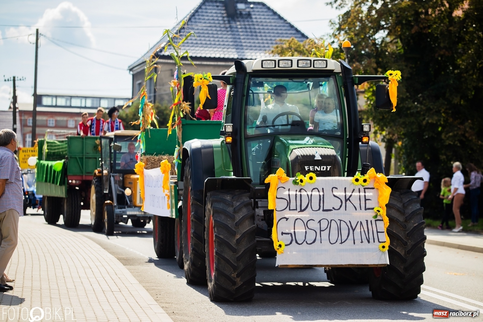 Zdjęcie w galerii na portalu naszraciborz.pl: Najnowsze i najdroższe ciągniki znajdziemy na podraciborskich wsiach [FOTO] wiadomości z regionu