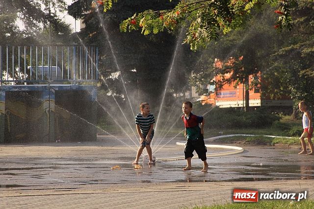 Zdjęcie w galerii na portalu naszraciborz.pl: Zraszacze letnią atrakcją Raciborza wiadomości z regionu