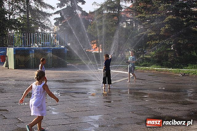 Zdjęcie w galerii na portalu naszraciborz.pl: Zraszacze letnią atrakcją Raciborza wiadomości z regionu