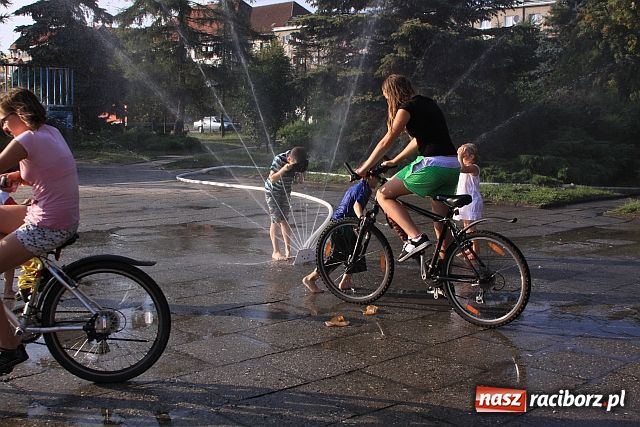 Zdjęcie w galerii na portalu naszraciborz.pl: Zraszacze letnią atrakcją Raciborza wiadomości z regionu