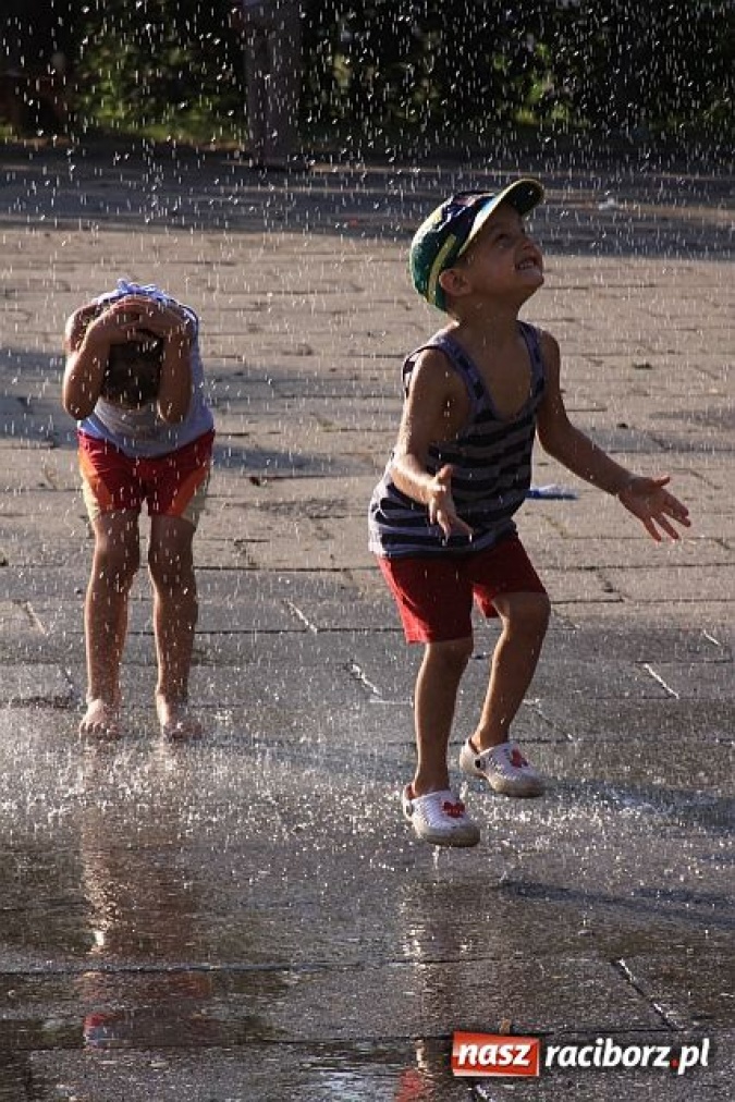 Zdjęcie w galerii na portalu naszraciborz.pl: Zraszacze letnią atrakcją Raciborza wiadomości z regionu