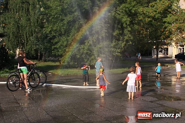 Zdjęcie w galerii na portalu naszraciborz.pl: Zraszacze letnią atrakcją Raciborza wiadomości z regionu