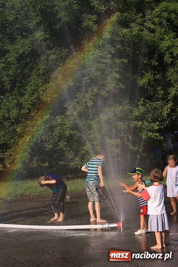 Zdjęcie w galerii na portalu naszraciborz.pl: Zraszacze letnią atrakcją Raciborza wiadomości z regionu