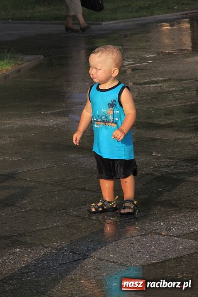 Zdjęcie w galerii na portalu naszraciborz.pl: Zraszacze letnią atrakcją Raciborza wiadomości z regionu