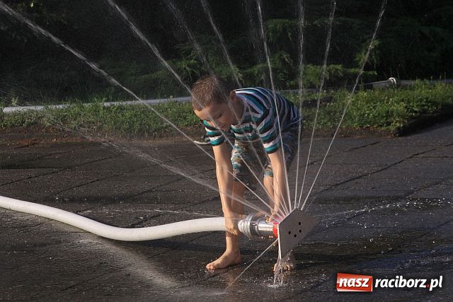 Zdjęcie w galerii na portalu naszraciborz.pl: Zraszacze letnią atrakcją Raciborza wiadomości z regionu
