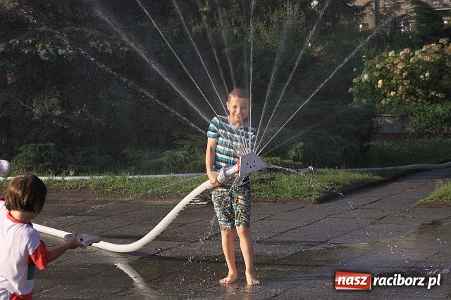 Zdjęcie w galerii na portalu naszraciborz.pl: Zraszacze letnią atrakcją Raciborza wiadomości z regionu
