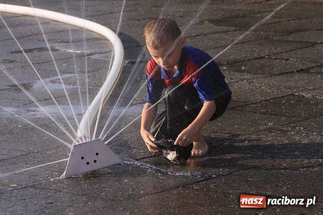 Zdjęcie w galerii na portalu naszraciborz.pl: Zraszacze letnią atrakcją Raciborza wiadomości z regionu