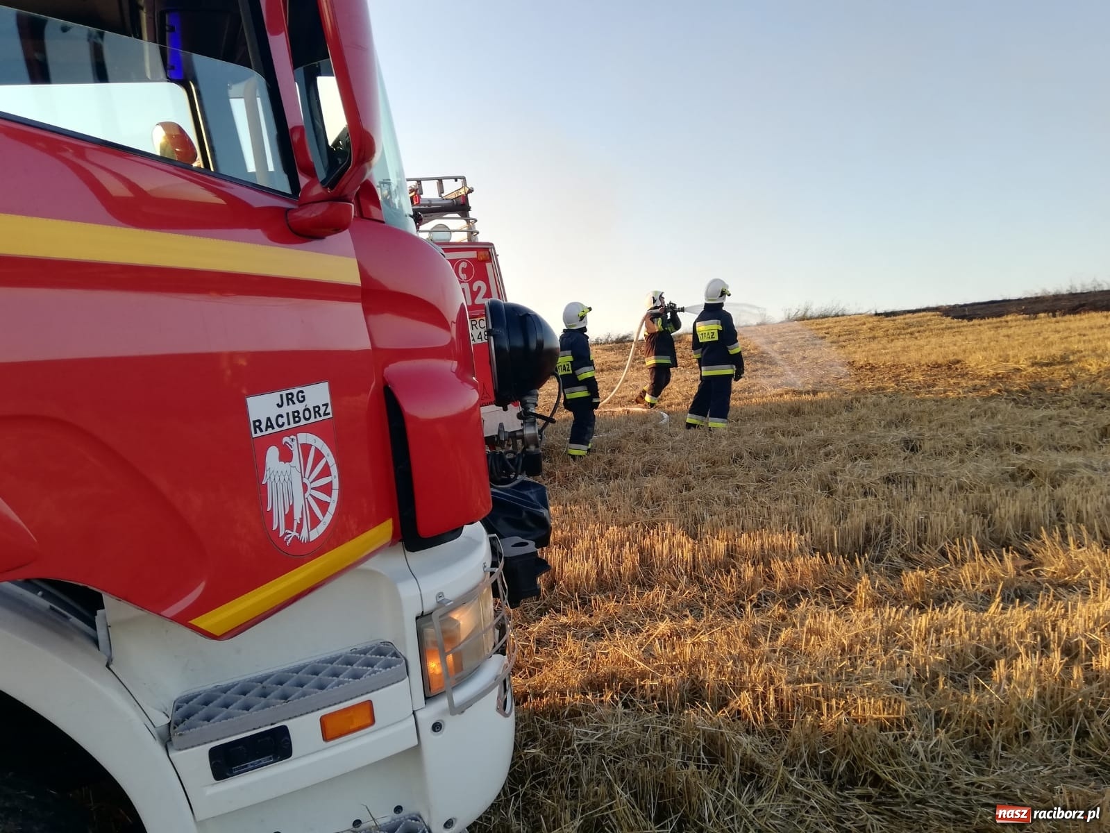 Zdjęcie w galerii na portalu naszraciborz.pl: Pożar ścierniska w Ponięcicach. To podpalenie! [FOTO i WIDEO] wiadomości z regionu