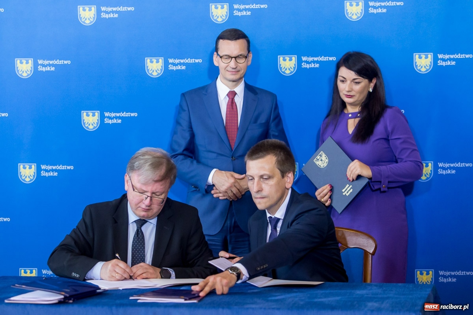 Zdjęcie w galerii na portalu naszraciborz.pl: Umowa na budowę obwodnicy Raciborza podpisana w obecności premiera [FOTO] wiadomości z regionu