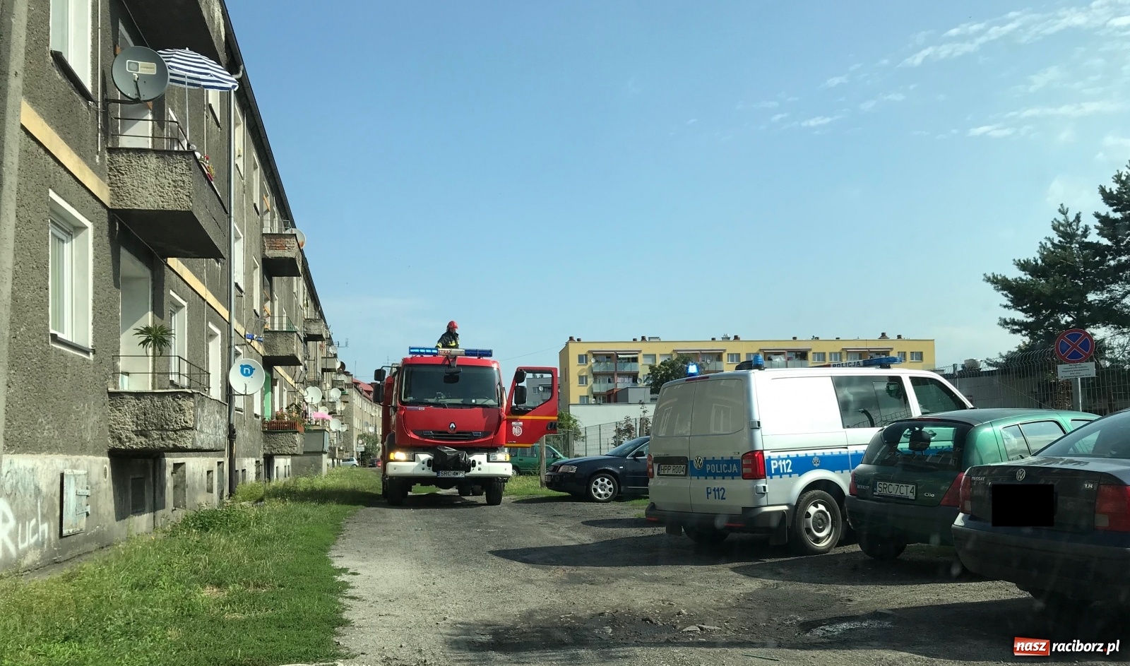 Zdjęcie w galerii na portalu naszraciborz.pl: Strażacy weszli do mieszkania przy Skłodowskiej  wiadomości z regionu