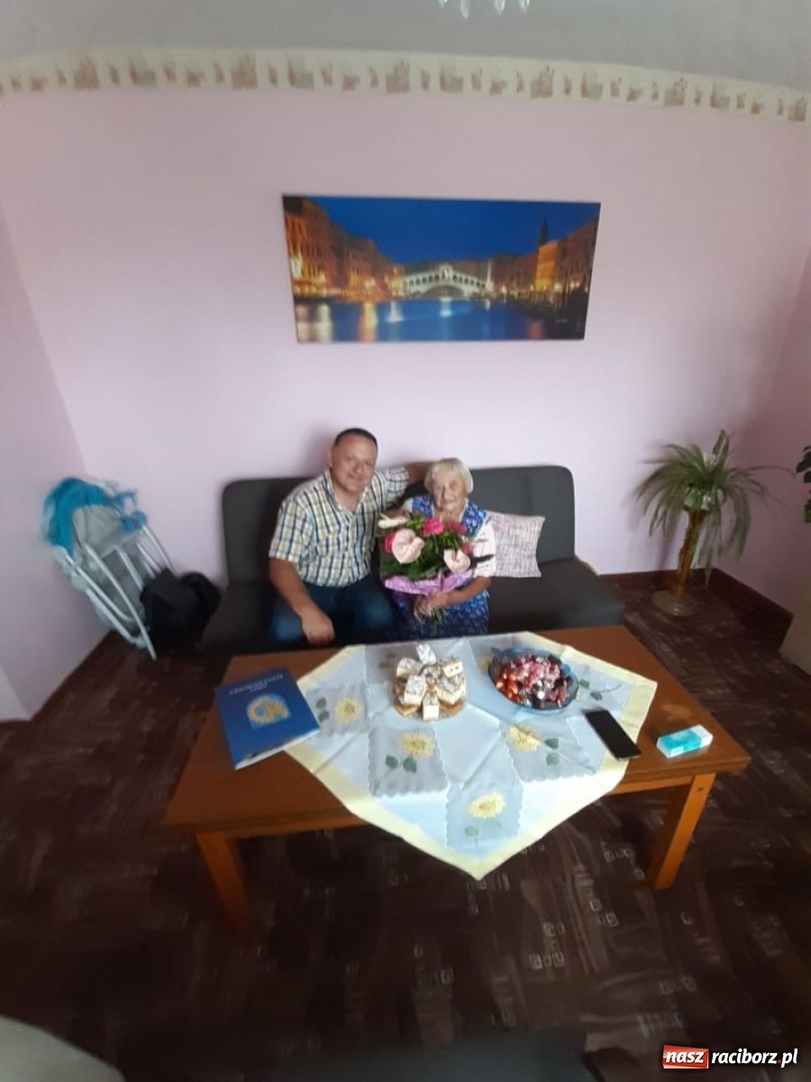Zdjęcie w galerii na portalu naszraciborz.pl: Szacowne jubilatki przyjęły burmistrza  wiadomości z regionu