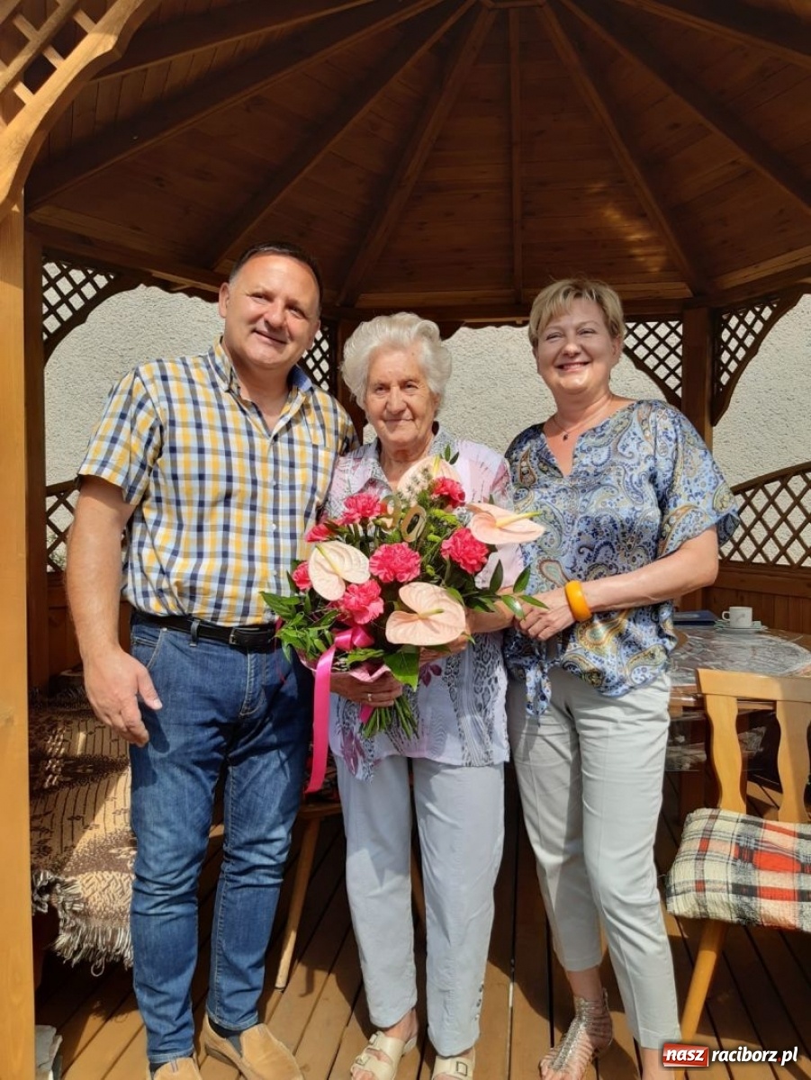 Zdjęcie w galerii na portalu naszraciborz.pl: Szacowne jubilatki przyjęły burmistrza  wiadomości z regionu