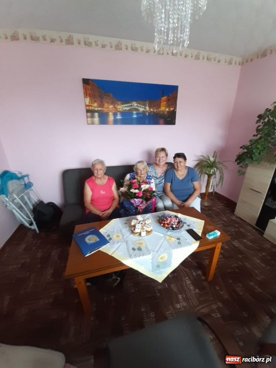 Zdjęcie w galerii na portalu naszraciborz.pl: Szacowne jubilatki przyjęły burmistrza  wiadomości z regionu
