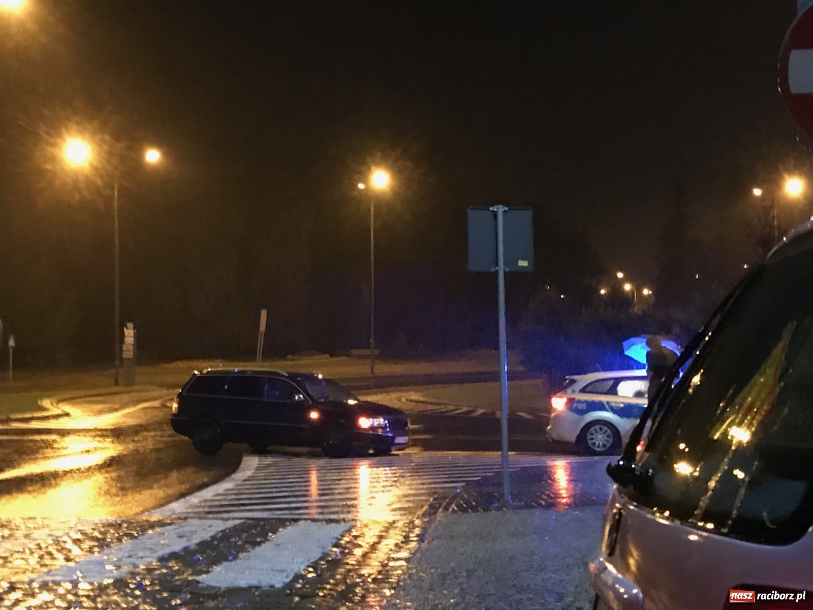 Zdjęcie w galerii na portalu naszraciborz.pl: Kolizja na rondzie w strugach deszczu [FOTO]  wiadomości z regionu