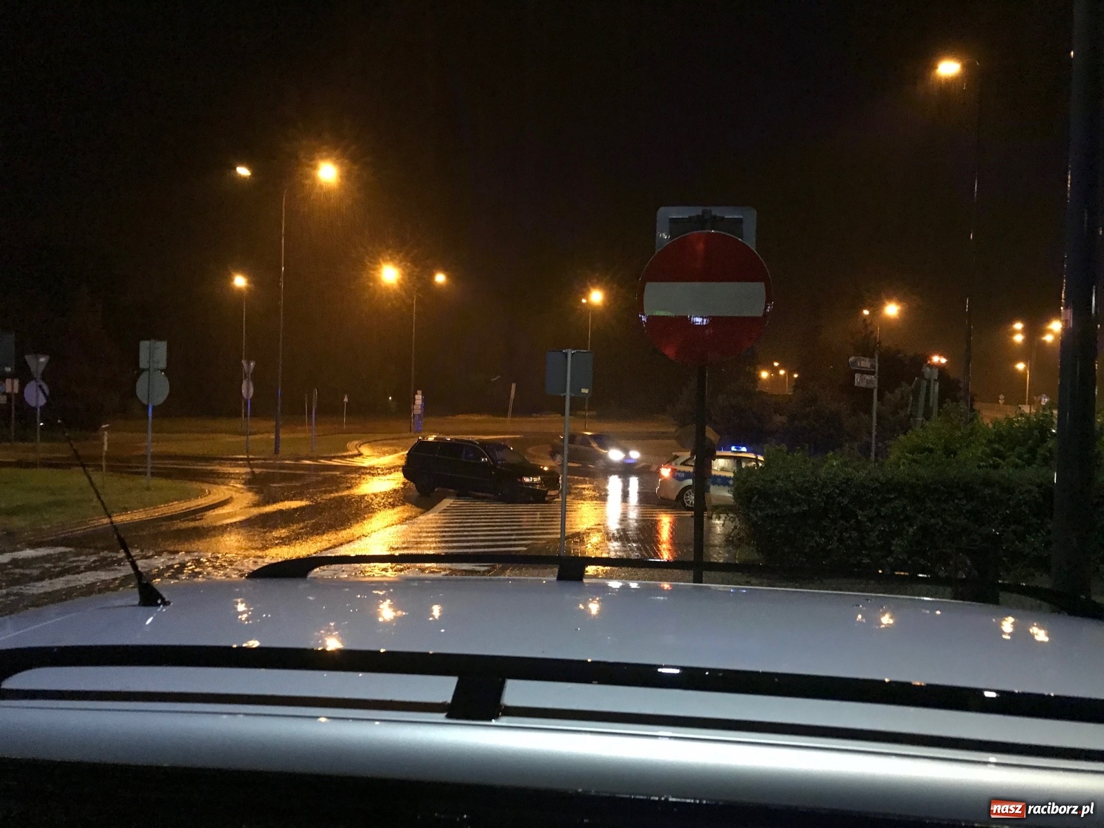 Zdjęcie w galerii na portalu naszraciborz.pl: Kolizja na rondzie w strugach deszczu [FOTO]  wiadomości z regionu